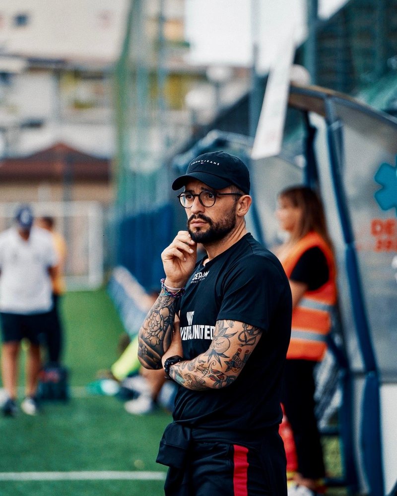 Dott. Massimo Zarrelli, fisioterapista a Benevento, a bordo campo durante un impegno sportivo